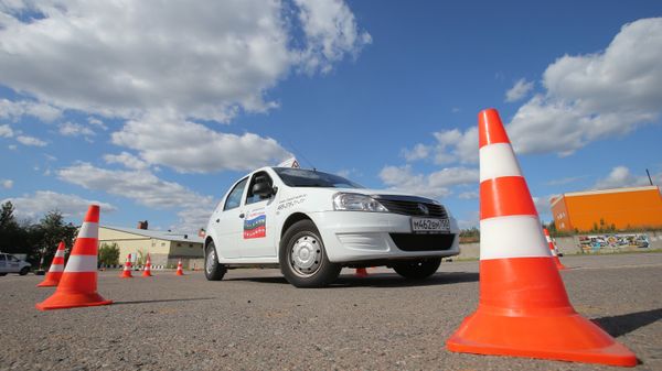 Теоретические и практические занятия в автошколе 
