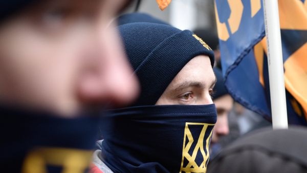Представители националистических организаций во время митинга в центре Киева Представители националистических организаций во время митинга в центре Киева