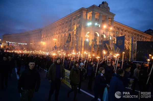 Участники марша по случаю 75-й годовщины создания Украинской повстанческой армии* в Киеве, Украина. 14 октября 2017