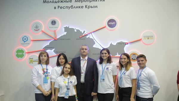 Стенд Республики Крым на XIX Всемирном фестивале молодежи и студентов. В центре - глава Крыма Сергей Аксенов