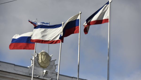 Флаги РФ и Республики Крым на здании Совета министров РК в Симферополе