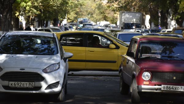 Автомобили в центре Симферополя