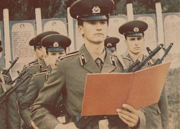 Глава Крыма Сергей Аксенов во время принятия присяги в Симферопольском высшем военно-политическом строительном училище Глава Крыма Сергей Аксенов во время принятия присяги в Симферопольском высшем военно-политическом строительном училище