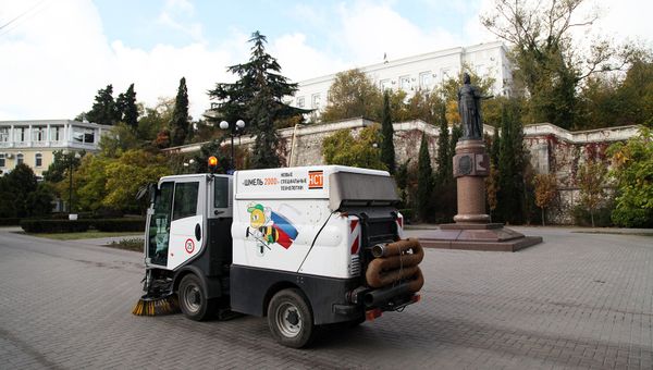 Спецтехника по уборке дорог на одной из улиц Севастополя