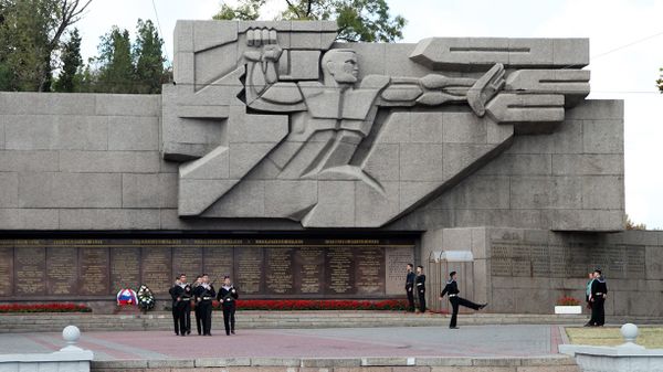Мемориальная стена в честь героической обороны Севастополя 1941-9142 годов. Архивное фото