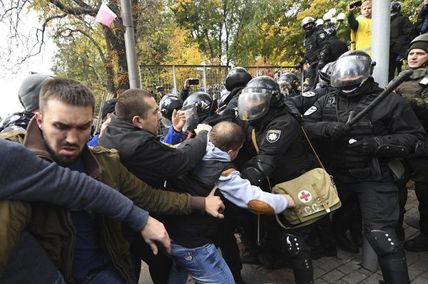 Столкновение протестующих с полицией во время митинга украинской оппозиции перед парламентом в Киеве. 17 октября 2017
