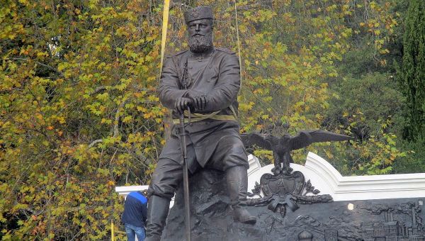 Памятник российскому императору Александру III в Ливадийском парке