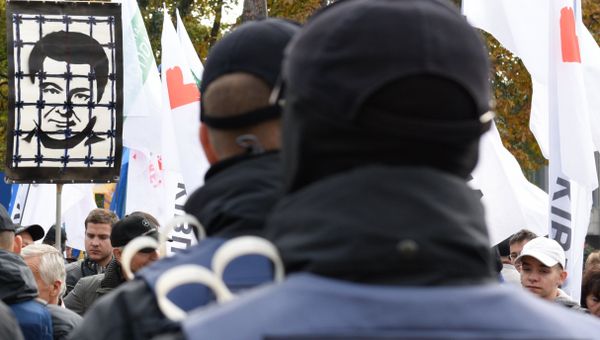 Сотрудники полиции и участники акции в поддержку политической реформы в Киеве