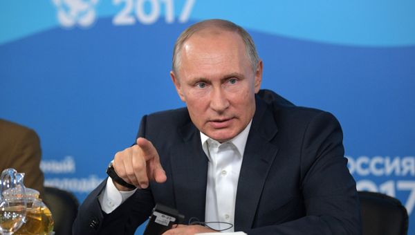 Президент РФ В. Путин принял участие в открытии Всемирного фестиваля молодежи и студентов в Сочи
