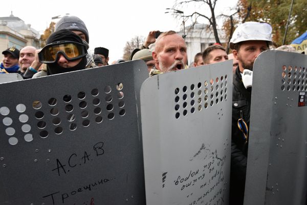 Бойцы батальона Донбасс во время митинга у здания Верховной рады Украины в Киеве Бойцы батальона Донбасс во время митинга у здания Верховной рады Украины в Киеве