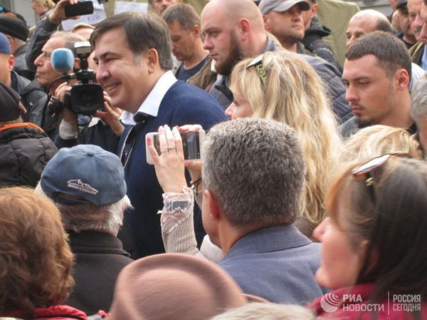 Михаил Саакашвили во время акции протеста у Верховной рады в Киеве. 20 октября 2017 Михаил Саакашвили во время акции протеста у Верховной рады в Киеве. 20 октября 2017