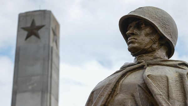 Скульптурная композиция на кладбище-мавзолее советских воинов в Варшаве. Архивное фото Скульптурная композиция на кладбище-мавзолее советских воинов в Варшаве. Архивное фото
