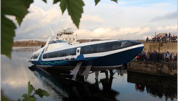 Спущено на воду судно-катер на воздушных крыльях Комета 120М, которое будет возить туристов в Крыму