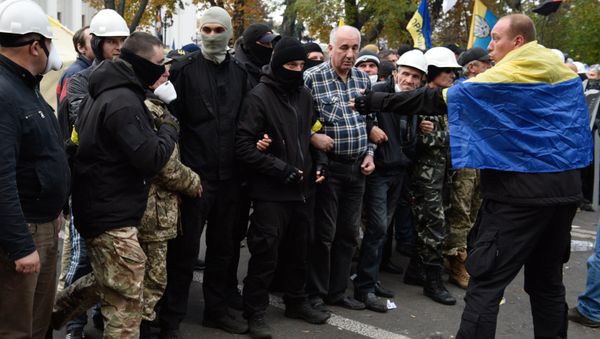 Бойцы батальона Донбасс во время митинга у здания Верховной рады Украины в Киеве