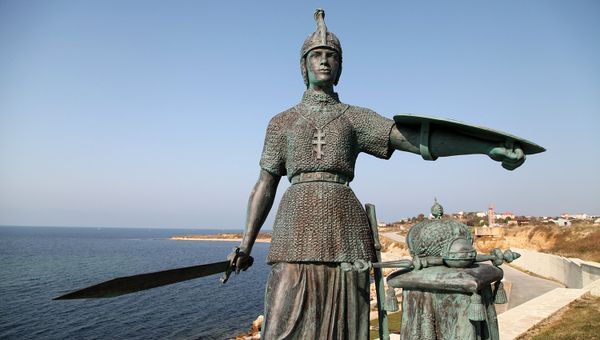 Копия скульптуры Николая Лаверецкого Россия, установленная на возвышенности у входа в Константиновскую батарею