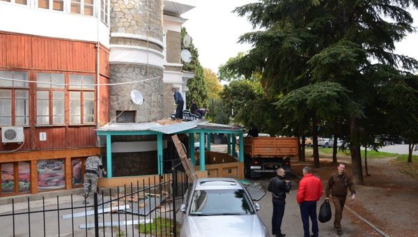 Демонтаж летней площадки кафе в Ялте