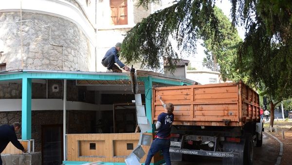 Демонтаж летней площадки кафе в Ялте