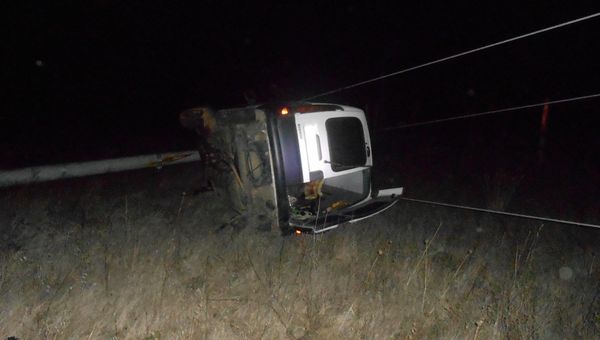 В Крыму машина снесла электроопору и повисла на проводах