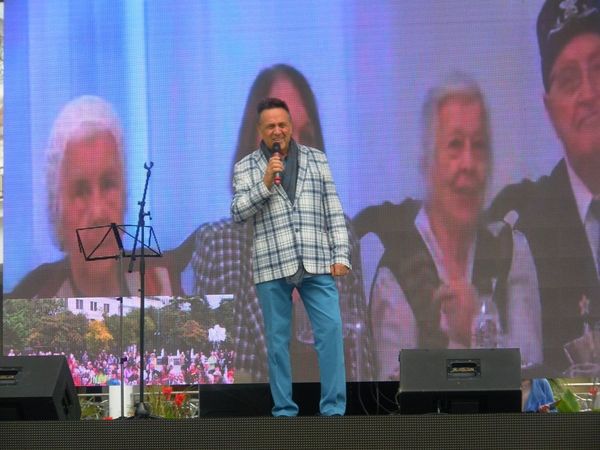 Народный артист РСФСР Ренат Ибрагимов во время телемоста для ветеранов Москва-Ялта