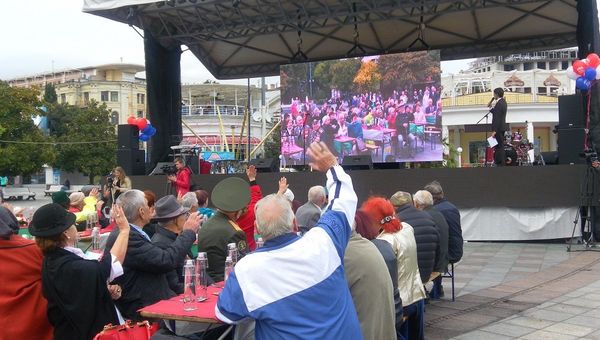 На ялтинской набережной впервые прошел телемост для ветеранов Москва-Ялта