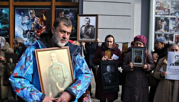 Протестующие против показа фильма Матильда возле кинотеатра им. Шевченко в Симферополе