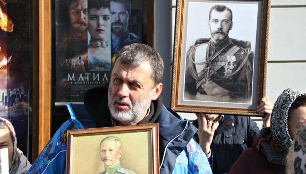 Протестующие против показа фильма Матильда возле кинотеатра им. Шевченко в Симферополе