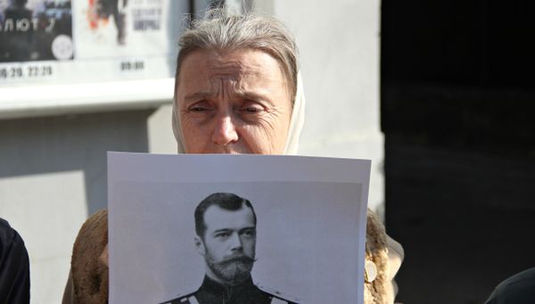 Протестующая против показа фильма Матильда возле кинотеатра им. Шевченко в Симферополе