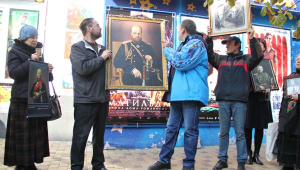 Протестующие против показа фильма Матильда возле кинотеатра Спартак в Симферополе