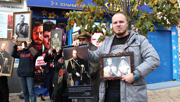Протестующие против показа фильма Матильда возле кинотеатра Спартак в Симферополе
