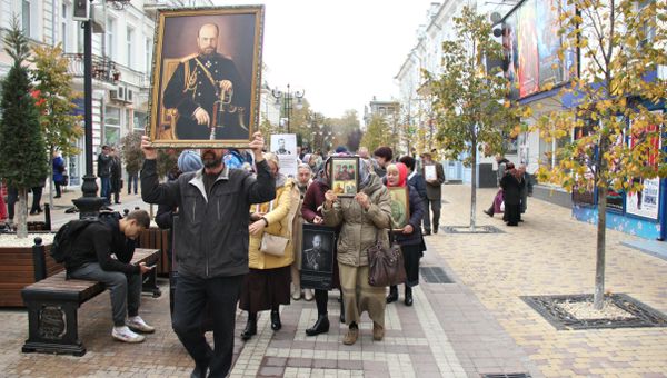 Протестующие против показа фильма Матильда возле кинотеатра Спартак в Симферополе