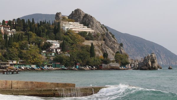 Скала Подзорная труба и дом отдыха Скальный в Гурзуфе