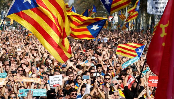 Люди у здания парламента Каталонии в Барселоне, Испания