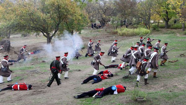 Реконструкция боя Крымской войны в рамках военно-исторического фестиваля Русская Троя в Севастополе Реконструкция боя Крымской войны в рамках военно-исторического фестиваля Русская Троя в Севастополе