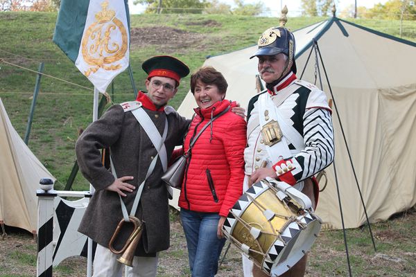 Гостья военно-исторического фестиваля Русская Троя в Севастополе фотографируется вместе с участниками мероприятия