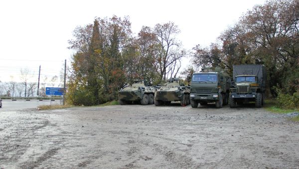 БТР и грузовики возле села Виноградное, где повредили газопровод