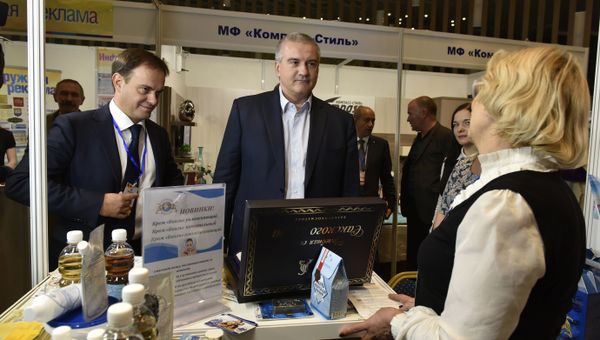 В Ялте стартовал V Международный туристский форум Открытый Крым. Глава Республики Крым Сергей Аксенов (справа) и министр курортов и туризма РК Вадим Волченко (слева)