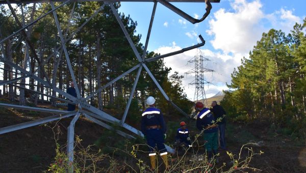 Энергетики демонтируют поврежденную под Алуштой опору ЛЭП