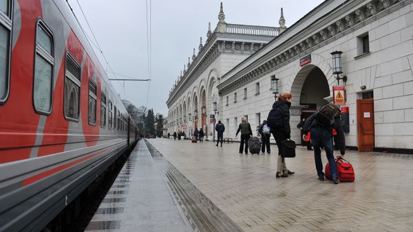Пассажиры на железнодорожном вокзале. Архивное фото Пассажиры на железнодорожном вокзале. Архивное фото