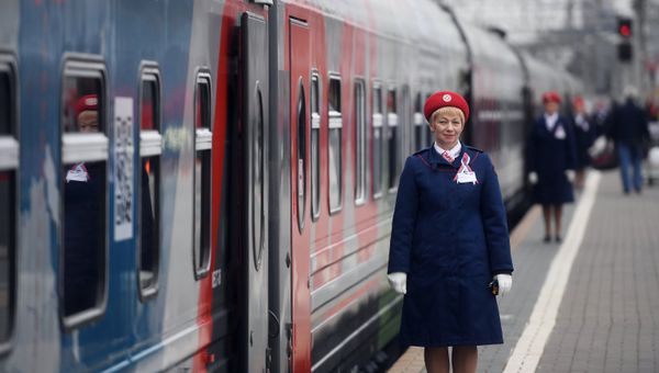 Сотрудница ОАО Российские железные дороги у поезда Россия рейса Москва – Владивосток на Ярославском вокзале в Москве. Архивное фото Сотрудница ОАО Российские железные дороги у поезда Россия рейса Москва – Владивосток на Ярославском вокзале в Москве. Архивное фото