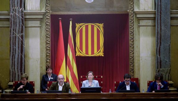 Глава каталонского парламента Карме Форкадель (в центре) на заседании парламента Каталонии, на котором депутаты проголосовали за независимость от Испании. Архивное фото