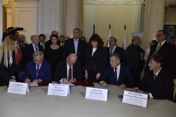 Подписание ассоциации Друзья Крыма на международной конференции Крым в современном международном контексте. Форум друзей Крыма