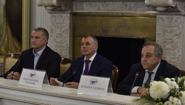 Форум друзей Крыма в Ялте. На фото слева направо: глава РК Сергей Аксенов, председатель Госсовета Крыма Владимир Константинов, зампредседателя Совмина РК - постпред Крыма при президенте РФ Георгий Мурадов