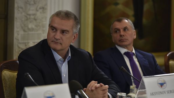 Глава Крыма Сергей Аксенов (слева) и председатель Госсовета РК Владимир Константинов (справа) на форуме друзей Крыма в Ялте