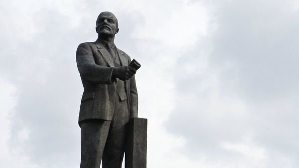 Памятник Ленину на одноименной площади в Симферополе