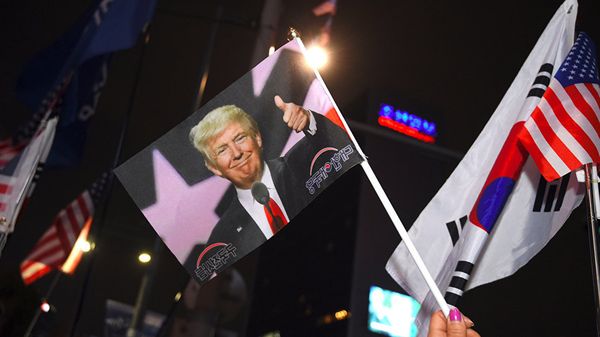 Флажок с портретом президента США Дональда Трампа. Сеул, Южная Корея. 7 ноября 2017