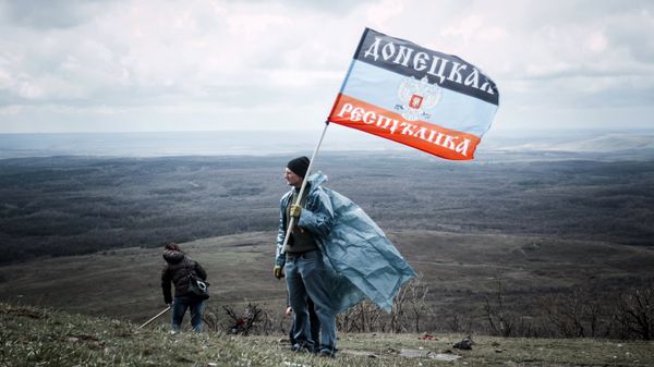 Жители ДНР с флагом