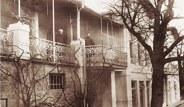 Корпус Верхний Изергин санатория Боброва в 1930-е годы (на балконе слева Петр Изергин, руководивший строительством корпуса) Корпус Верхний Изергин санатория Боброва в 1930-е годы (на балконе слева Петр Изергин, руководивший строительством корпуса)
