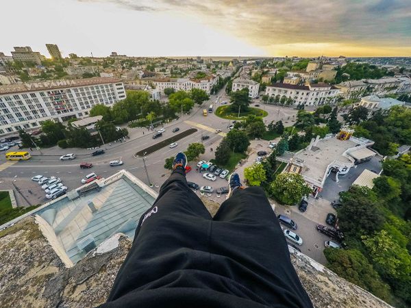 Севастопольские руферы на крыше одного из городских зданий