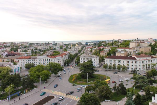 Фото руферов с видом на городские улицы с крыши одного из зданий в Севастополе