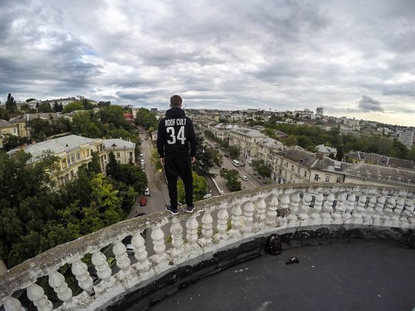 Руфер на крыше одного из зданий в Севастополе